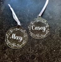 Kerstbal Acryl - met Kerstfiguren en naam