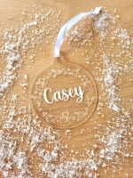 Kerstbal Acryl - met Kerstfiguren en naam