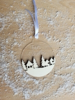 Kerstbal huisjes en bomenrand met tekst